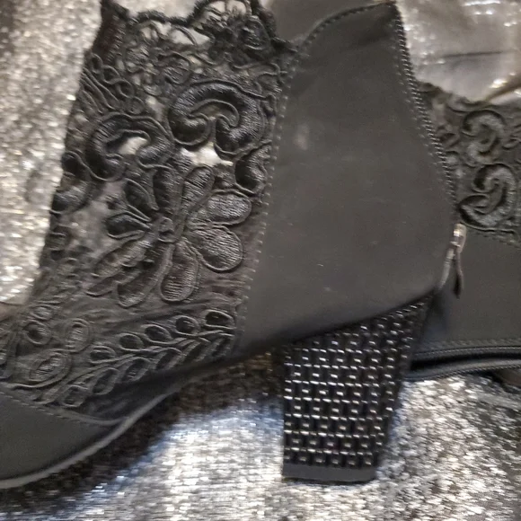 HOST PICK**BLACK ANKLE BOOTIES - Picture 4 of 8